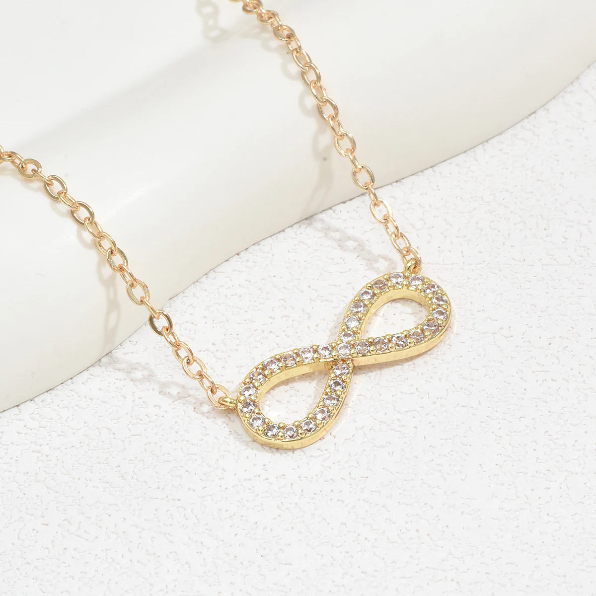 Collar infinito de oro con circonitas