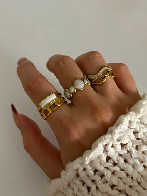 Anillo de cruz de oro rosa con circonitas