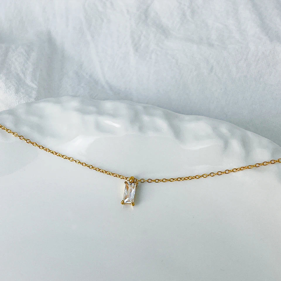 Collar con colgante de circonita rectangular