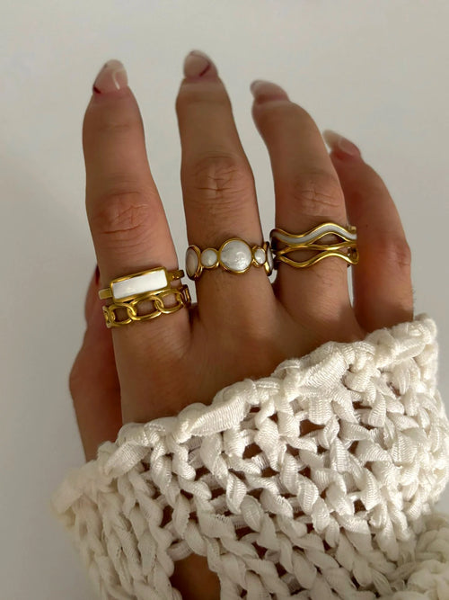 Anillo de cruz de oro rosa con circonitas