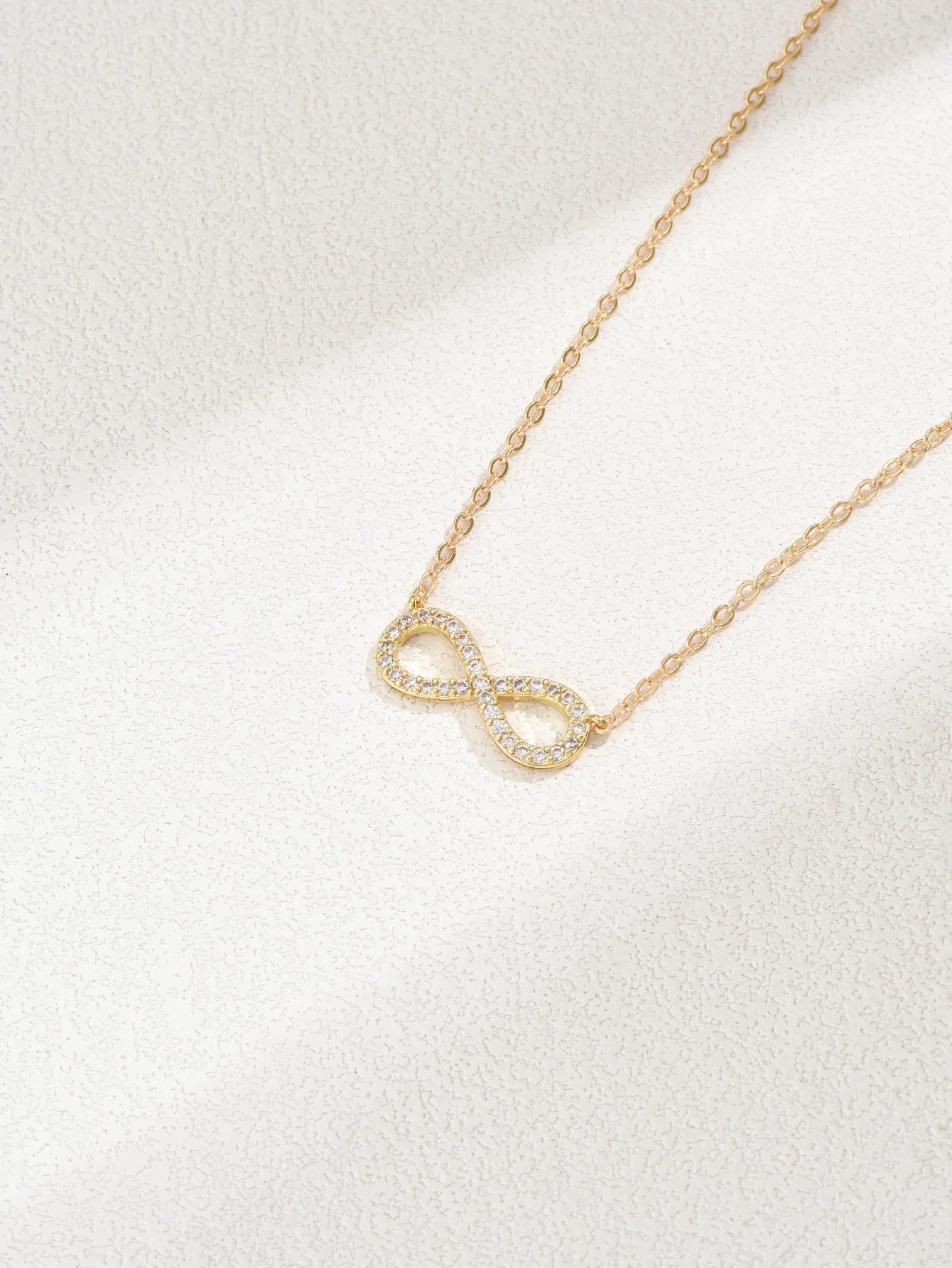 Collar infinito de oro con circonitas