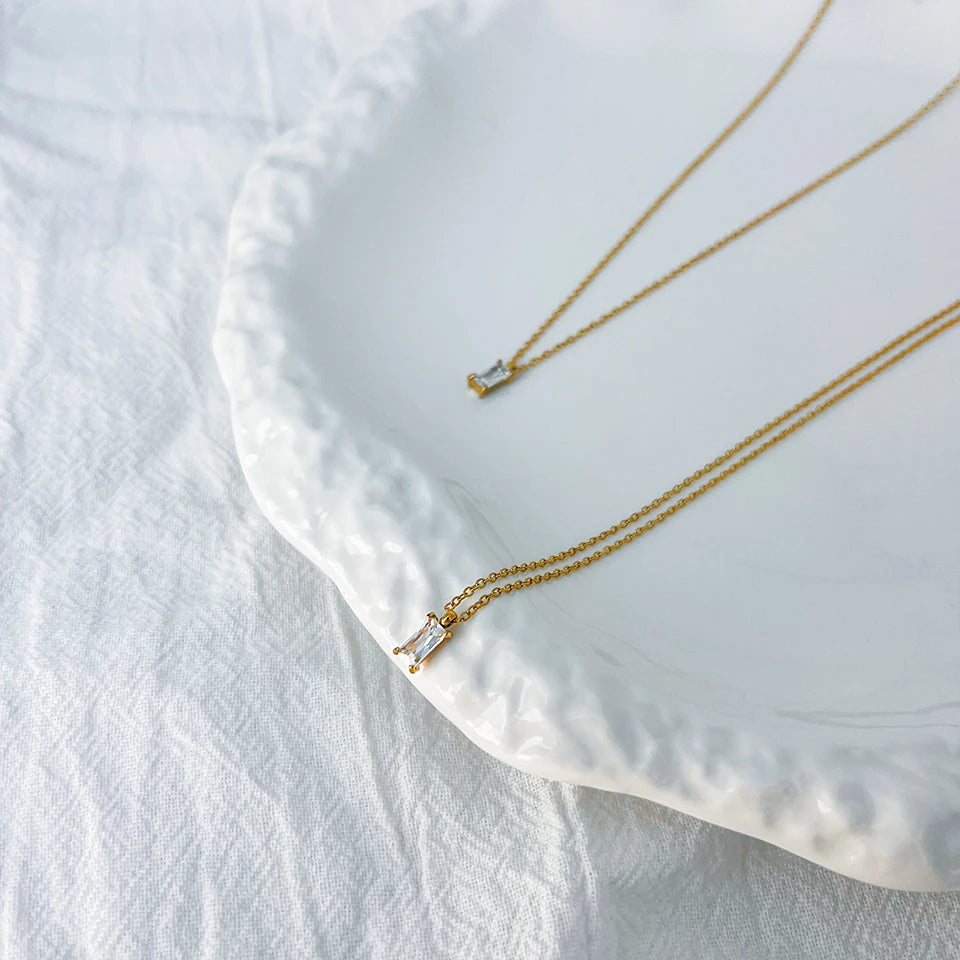 Collar con colgante de circonita rectangular