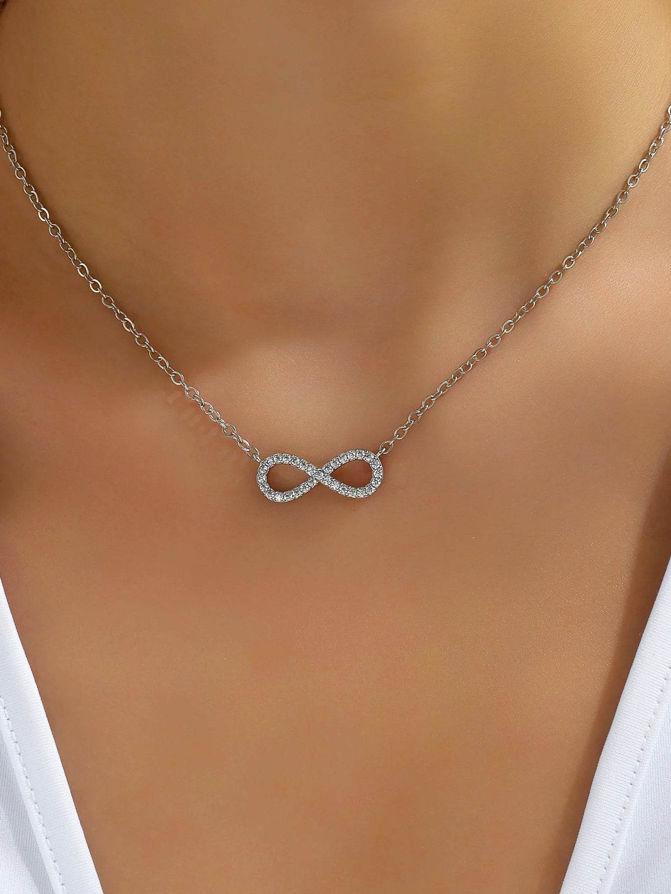 Collar infinito de oro con circonitas